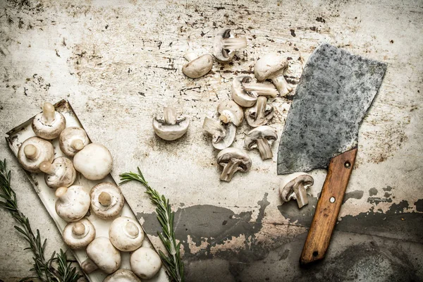 Sliced mushrooms with spices and a large hatchet. — Stock Photo, Image