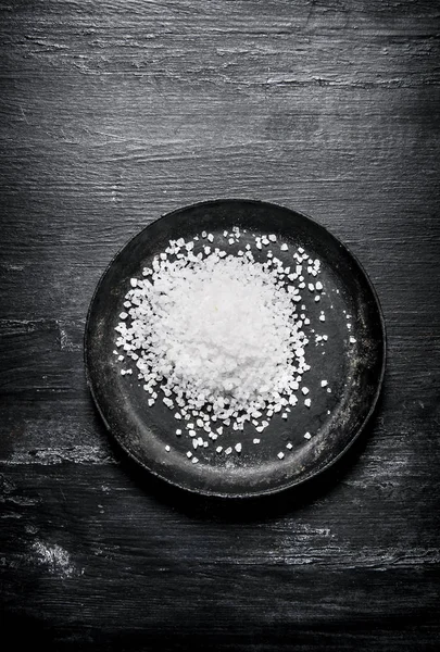 Grobes Salz auf der alten Pfanne. — Stockfoto