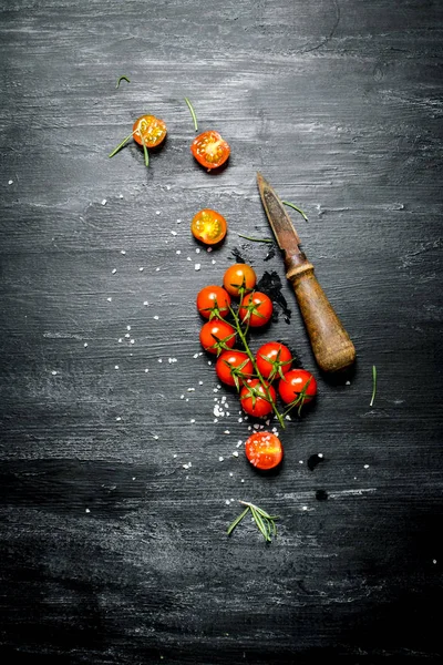 Φρέσκες ντομάτες, με ένα μαχαίρι . — Φωτογραφία Αρχείου