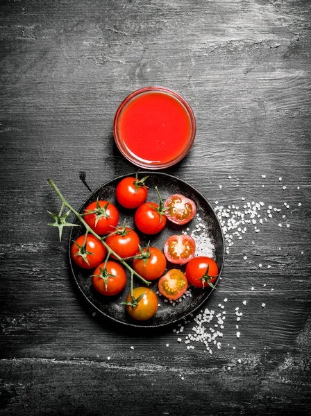 Tomates frescos y salsa de tomate  . — Foto de Stock