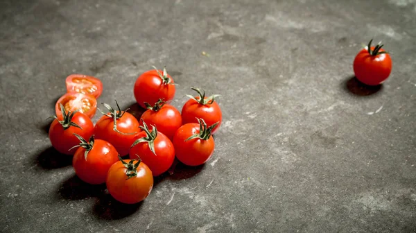 石のテーブルに濡れたトマト. — ストック写真