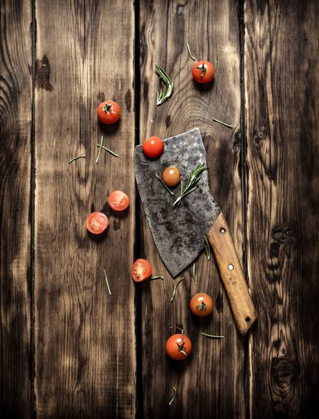 Old hatchet, and red tomatoes. — Stock Photo, Image