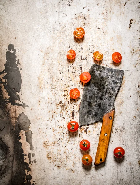 Tomates frescos con un cuchillo viejo . — Foto de Stock