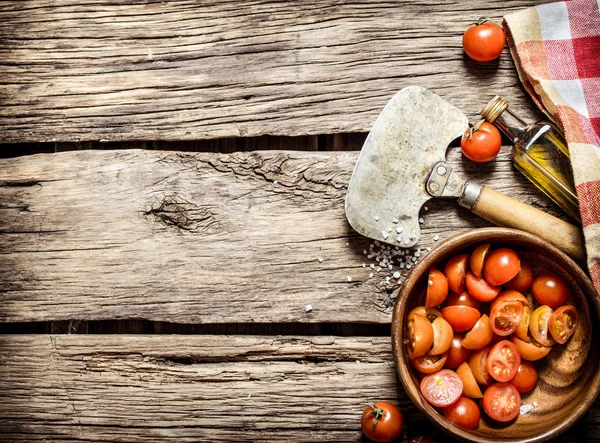 Gesneden tomaten in een kopje olijfolie. — Stockfoto