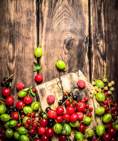 Forest berries on the Board. — Stock Photo, Image