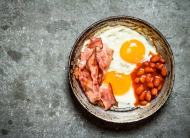 taze kahvaltı. Kızarmış pastırma yumurta ve kuru fasulye ile.