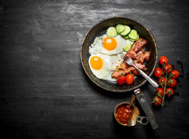 Sabah kahvaltı bir tavada