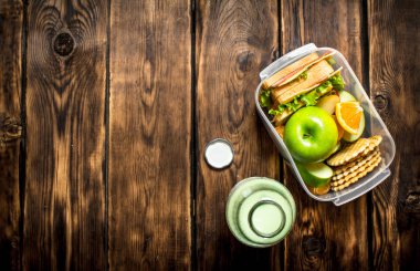 Peynir ve domuz pastırması ile sandviç,