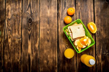 Peynir ve domuz pastırması ile sandviç,