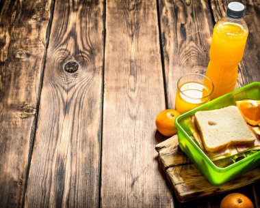 Peynir ve domuz pastırması ile sandviç,