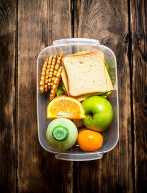 Sandviç, meyve ve kivi dan milk shake.