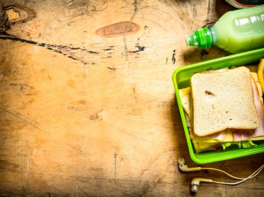 Jambonlu ve peynirli sandviç.