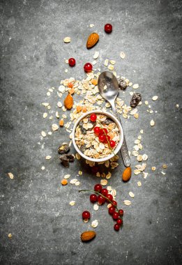 Meyveler, fındık ve süt ile tahıl.