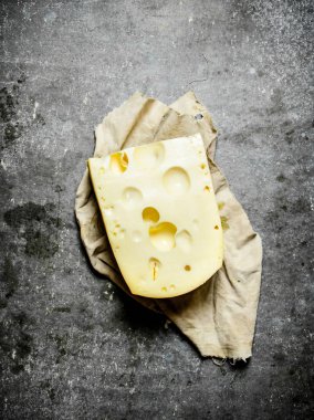 eski kağıt üzerinde peynir parçası.