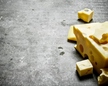 Taze peynir. Taş masanın üzerine.