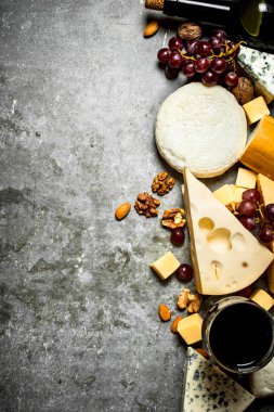 Kırmızı şarap ve fındık ile peynir parçalarını.