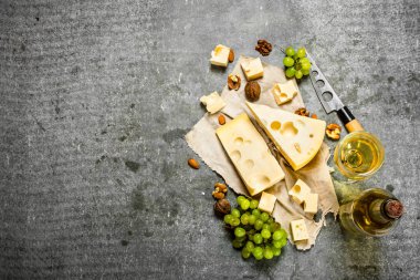 şişe beyaz şarap peynir dilimleri ile.