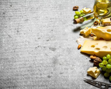 Beyaz şarap ve fındık ile taze peynir parçalarını.