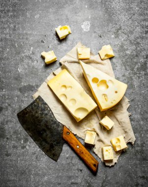 Balta ve taze peynir parçalarını.