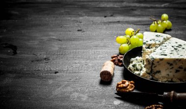 mavi peynir, ceviz ve beyaz üzüm parça.