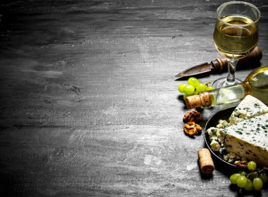 şişe beyaz şarap dilim peynir ile