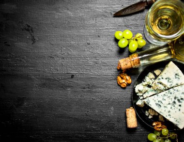 şişe beyaz şarap dilim peynir ile