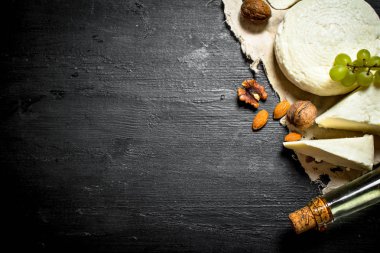 Beyaz Keçi peyniri, üzüm ve fındık ile şarap.