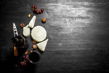 Kırmızı şarap taze koyun peyniri ve üzüm ile.