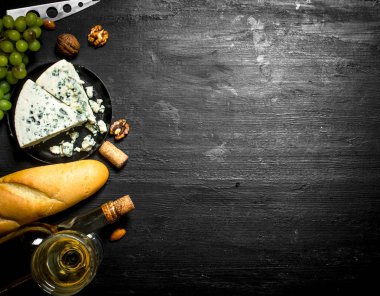 Beyaz Fransız mavi peynir ve fındık ile şarap.