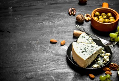 Mavi peynir, zeytin ve beyaz üzüm.