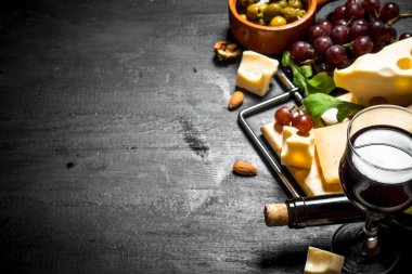 Kırmızı şarap kokulu peynir, zeytin ve badem ile.