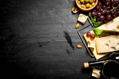 Kırmızı şarap kokulu peynir, zeytin ve badem ile.