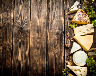 Ceviz ve beyaz üzüm farklı aromalı peynirler.