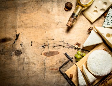 Beyaz peynir farklı tipleri ile şarap.