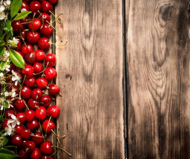 Taze kiraz ve brunch çiçekleri.