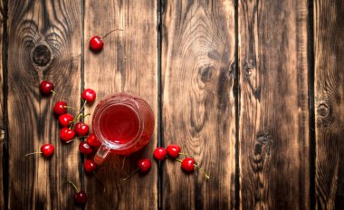 Sürahi taze vişne suyu.