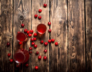 Sürahi ve bardak vişne suyu.