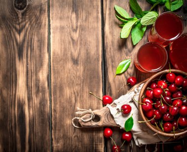 Gözlüklü suyu ve taze kiraz.