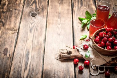 Gözlüklü suyu ve taze kiraz.