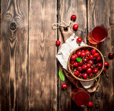 Gözlüklü suyu ve taze kiraz.