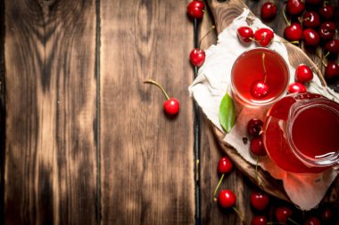 Taze vişne suyu. Ahşap arka plan üzerinde.