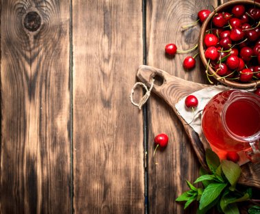 Taze vişne suyu. Ahşap arka plan üzerinde.