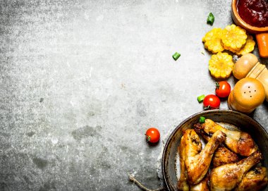 Fried chicken sebze ve domates sosu ile.