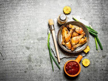 Fried chicken sebze ve domates sosu ile.