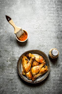 Domates soslu kızarmış tavuk bacağı..