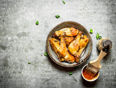 Domates soslu kızarmış tavuk bacağı..