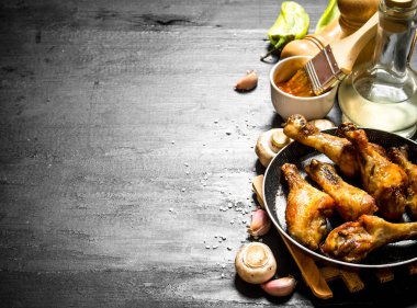 Kızarmış tavuk mantar, tavada sarımsak ve domates sos.