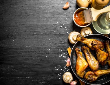 Kızarmış tavuk mantar, tavada sarımsak ve domates sos.