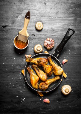 Kızarmış tavuk mantar, tavada sarımsak ve domates sos.