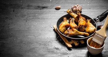 Sarımsak ve soslu kızarmış tavuk bacağı..